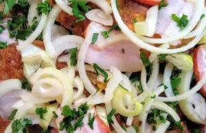 Připravte si luxusní šťavnaté obrácené řízky z trouby Zapečené řízky s cibulí a bylinkami, podávané s čerstvou zeleninou.