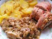 Šťavnatá panenka ve slaninovém kabátku a jemné ragú z hlívy Vepřová panenka ve slanině s brambory a houbovou omáčkou.