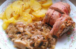 Šťavnatá panenka ve slaninovém kabátku a jemné ragú z hlívy Vepřová panenka ve slanině s brambory a houbovou omáčkou.