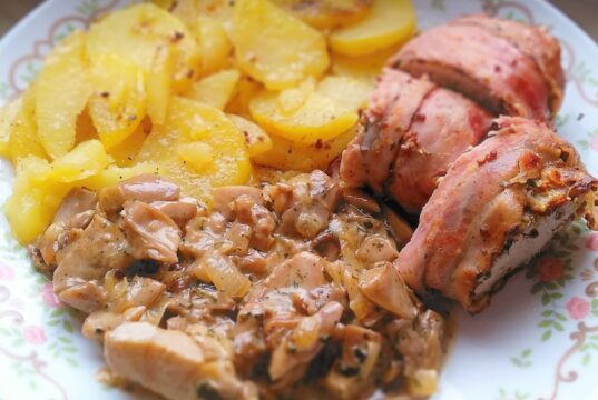 Šťavnatá panenka ve slaninovém kabátku a jemné ragú z hlívy Vepřová panenka ve slanině s brambory a houbovou omáčkou.