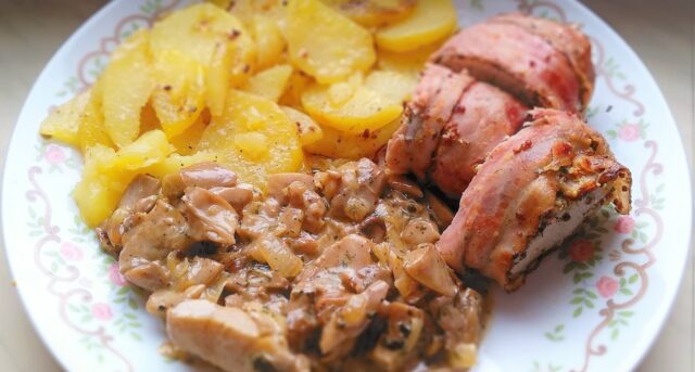 Vepřová panenka ve slanině s brambory a houbovou omáčkou.