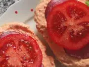 Krémová paprikovo-česneková pomazánka: Blesková dobrota na čerstvé pečivo