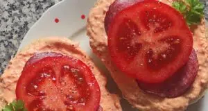 Krémová paprikovo-česneková pomazánka: Blesková dobrota na čerstvé pečivo