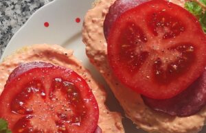 Krémová paprikovo-česneková pomazánka: Blesková dobrota na čerstvé pečivo