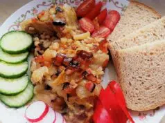 Pomalu pečená krkovice na cibuli a slanině: Poctivá dobrota z jednoho pekáče Pečená krkovice se zeleninovou směsí, chlebem a čerstvou oblohou.