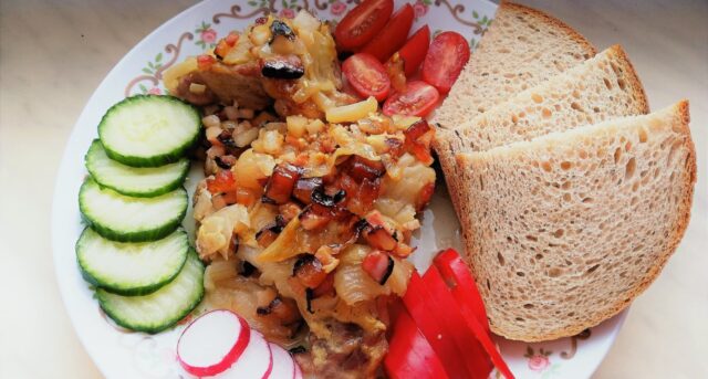 Pečená krkovice se zeleninovou směsí, chlebem a čerstvou oblohou.