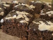 Vláčný povidlový perník s čokoládovou polevou: Šťavnatý dezert, který se nedrobí