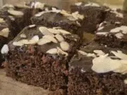 Vláčný povidlový perník s čokoládovou polevou: Šťavnatý dezert, který se nedrobí