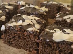 Vláčný povidlový perník s čokoládovou polevou: Šťavnatý dezert, který se nedrobí