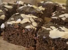 Vláčný povidlový perník s čokoládovou polevou: Šťavnatý dezert, který se nedrobí