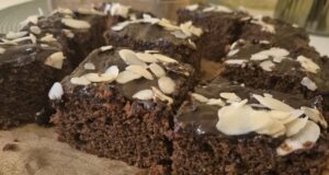 Vláčný povidlový perník s čokoládovou polevou: Šťavnatý dezert, který se nedrobí