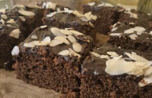 Vláčný povidlový perník s čokoládovou polevou: Šťavnatý dezert, který se nedrobí