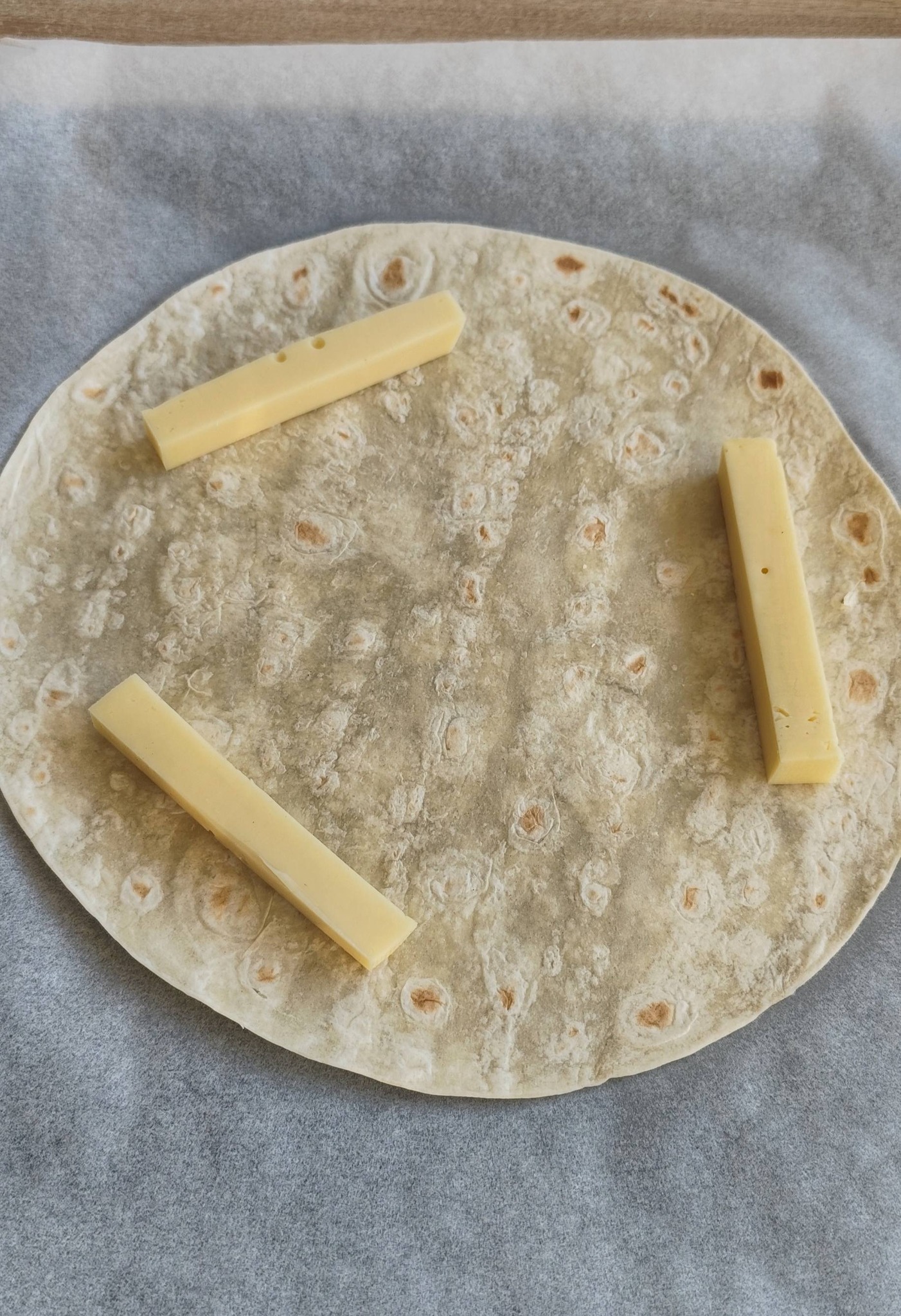 sýrová tortilla s tekutým žloutkem