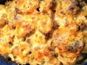 Prezidentské řízky z jednoho plechu: Šťavnaté maso pod smetanovou peřinkou Zapečené řízky s bramborami a sýrem dozlatova v zapékací míse.