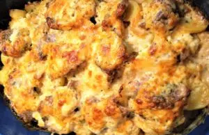 Prezidentské řízky z jednoho plechu: Šťavnaté maso pod smetanovou peřinkou Zapečené řízky s bramborami a sýrem dozlatova v zapékací míse.