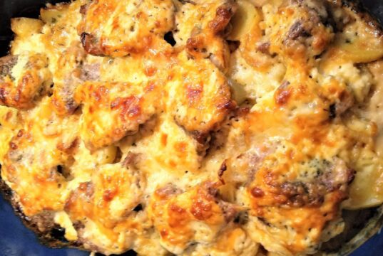 Prezidentské řízky z jednoho plechu: Šťavnaté maso pod smetanovou peřinkou Zapečené řízky s bramborami a sýrem dozlatova v zapékací míse.