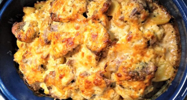 Zapečené řízky s bramborami a sýrem dozlatova v zapékací míse.