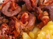 Provensálské šneky na jehle: Šťavnatá krkovice provoněná bylinkami Grilované masové závitky se slaninou a zeleninou, podávané s bramborami.