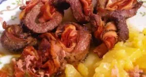 Provensálské šneky na jehle: Šťavnatá krkovice provoněná bylinkami Grilované masové závitky se slaninou a zeleninou, podávané s bramborami.