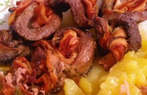 Provensálské šneky na jehle: Šťavnatá krkovice provoněná bylinkami Grilované masové závitky se slaninou a zeleninou, podávané s bramborami.