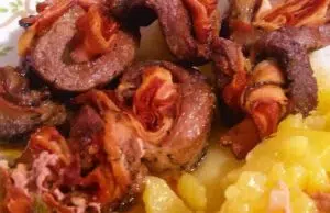 Provensálské šneky na jehle: Šťavnatá krkovice provoněná bylinkami Grilované masové závitky se slaninou a zeleninou, podávané s bramborami.