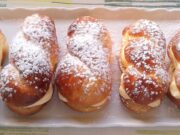 Domácí pudinkáče: Nadýchané pletýnky s jemným vanilkovým krémem Kynuté buchty plněné krémem, posypané moučkovým cukrem.