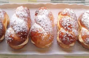 Domácí pudinkáče: Nadýchané pletýnky s jemným vanilkovým krémem Kynuté buchty plněné krémem, posypané moučkovým cukrem.