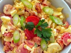 Rajčatový salát s vejcem a kapií: Sytá a osvěžující pochoutka, kterou máte hotovou za pár minut