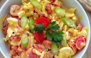 Rajčatový salát s vejcem a kapií: Sytá a osvěžující pochoutka, kterou máte hotovou za pár minut