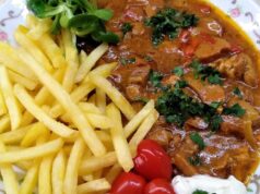 Rozlítané ražničí z pomalého hrnce: Poctivá chuť bez pletení jehel Masová směs na způsob ražniči s hranolkami, zeleninou a bylinkami.