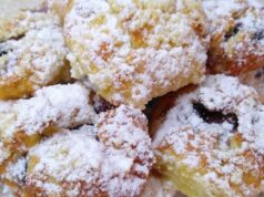 Rychlé šátečky s tvarohem a borůvkami: Křehké těsto bez kynutí Malé koláčky s ovocem a drobenkou, bohatě posypané moučkovým cukrem.