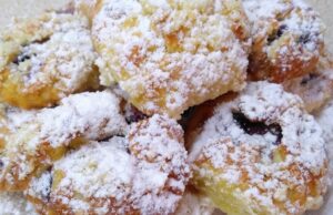 Rychlé šátečky s tvarohem a borůvkami: Křehké těsto bez kynutí Malé koláčky s ovocem a drobenkou, bohatě posypané moučkovým cukrem.