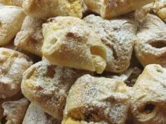 Tvarohové šátečky s rozinkami v rumu: Rychlá a nadýchaná dobrota z listového těsta