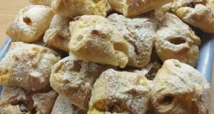 Tvarohové šátečky s rozinkami v rumu: Rychlá a nadýchaná dobrota z listového těsta