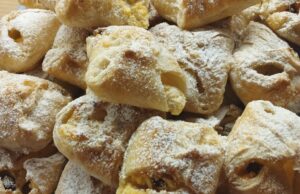 Tvarohové šátečky s rozinkami v rumu: Rychlá a nadýchaná dobrota z listového těsta