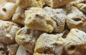 Tvarohové šátečky s rozinkami v rumu: Rychlá a nadýchaná dobrota z listového těsta