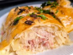 Slaný závin s kysaným zelím a uzeninou: Křupavá pochoutka s bohatou náplní