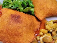 Smažené bramborové kapsy s kuřecím masem a klobáskou: Křupavá bleskovka Křupavé smažené kapsy s náplní, podávané se zeleninou a dipem.