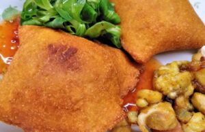 Smažené bramborové kapsy s kuřecím masem a klobáskou: Křupavá bleskovka Křupavé smažené kapsy s náplní, podávané se zeleninou a dipem.