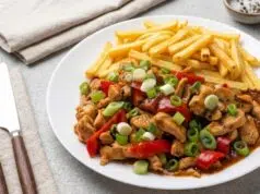 Rychlá kuřecí směs s pórkem a kapií: Ideální bleskový oběd k hranolkům Kuřecí směs s hranolky na talíři.