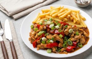 Rychlá kuřecí směs s pórkem a kapií: Ideální bleskový oběd k hranolkům Kuřecí směs s hranolky na talíři.