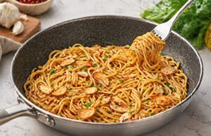 Špagety s česnekem, sójovou omáčkou a parmazánem: Blesková večeře