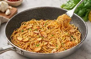 Špagety s česnekem, sójovou omáčkou a parmazánem: Blesková večeře