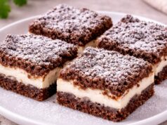 Sypané tvarohové řezy se zakysanou smetanou: Neodolatelný moučník bez hnětení a válení