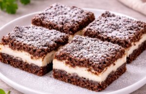 Sypané tvarohové řezy se zakysanou smetanou: Neodolatelný moučník bez hnětení a válení