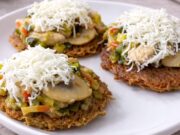 Tatranské kuře: Zapečená masová směs na bramboráčcích se slaninou a sýrem