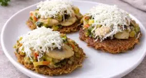 Tatranské kuře: Zapečená masová směs na bramboráčcích se slaninou a sýrem