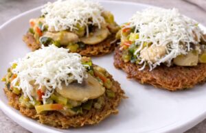 Tatranské kuře: Zapečená masová směs na bramboráčcích se slaninou a sýrem