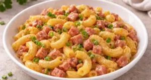 Bleskové těstoviny s vajíčkem a uzeninou: Skvělá večeře z jedné pánve!