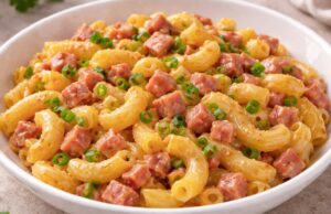 Bleskové těstoviny s vajíčkem a uzeninou: Skvělá večeře z jedné pánve!